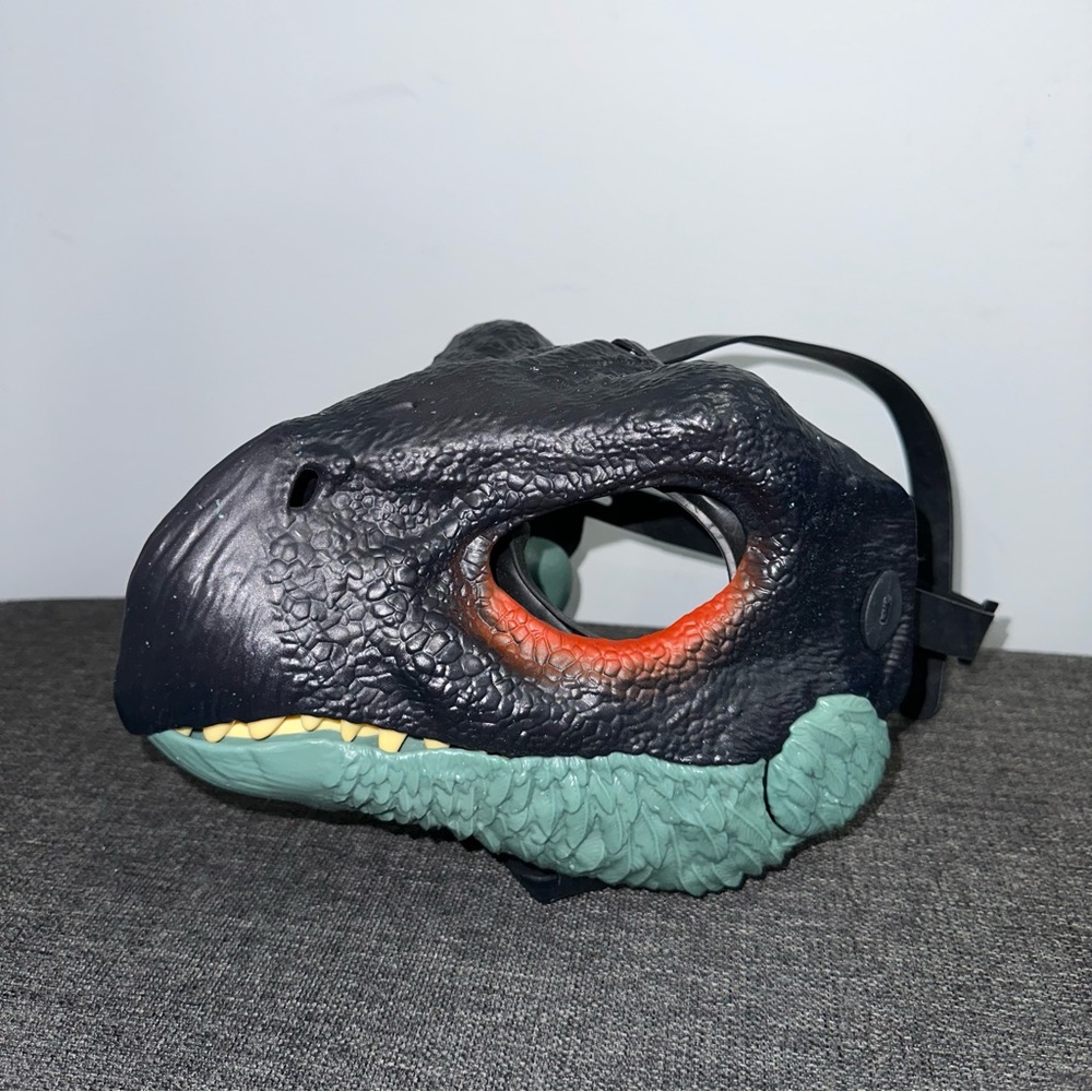 Jurassic World Dominion Theruzinosaurus Dinosaur Mask Toy RARE Mattel Dino GWY33